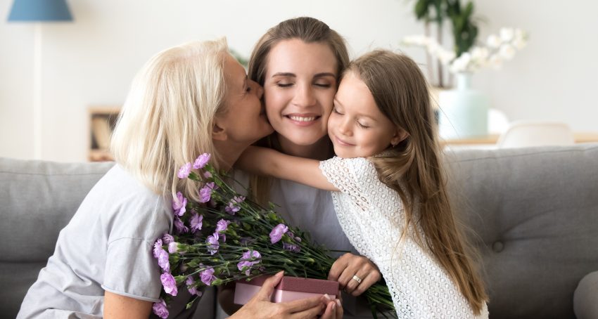 babcia, córka i wnuczka przytulają się