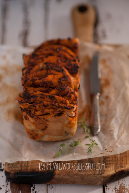 przepis na chleb pomidorowo czosnkowy_everydayflavours