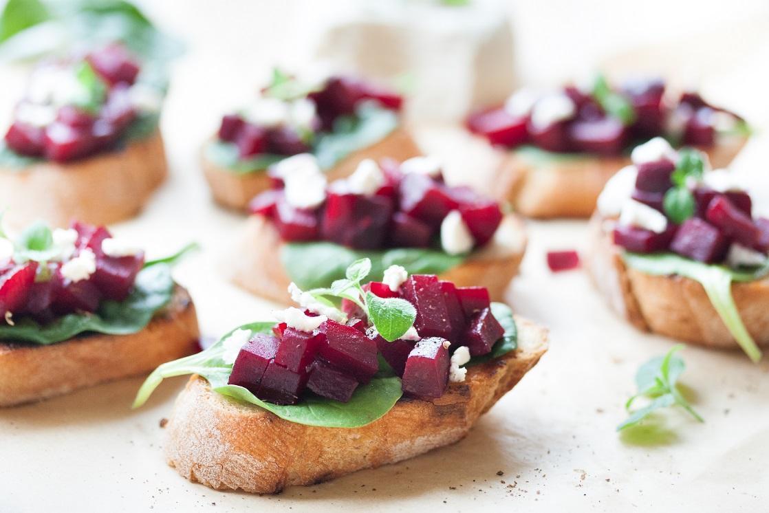 Buraczana bruschetta z serkiem migdałowym