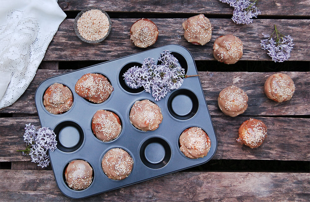 Tekst o muffinach z rabarbarem i tahini glazurą. Na zdjęciu: Forma do muffinów z brązowym lukrem na niej - HelloZdrowie