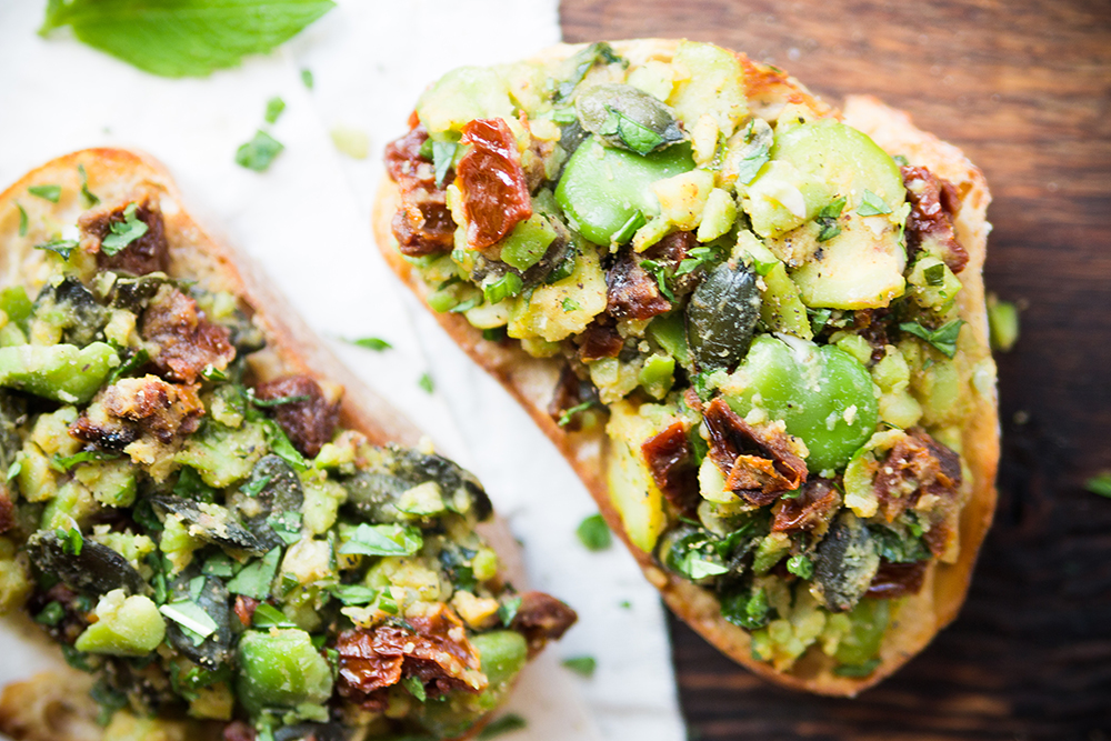 Bruschetta z bobem i suszonymi pomidorami