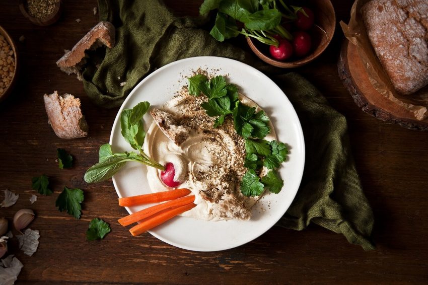 Hummus z grochu i marchewką na białym talerzu