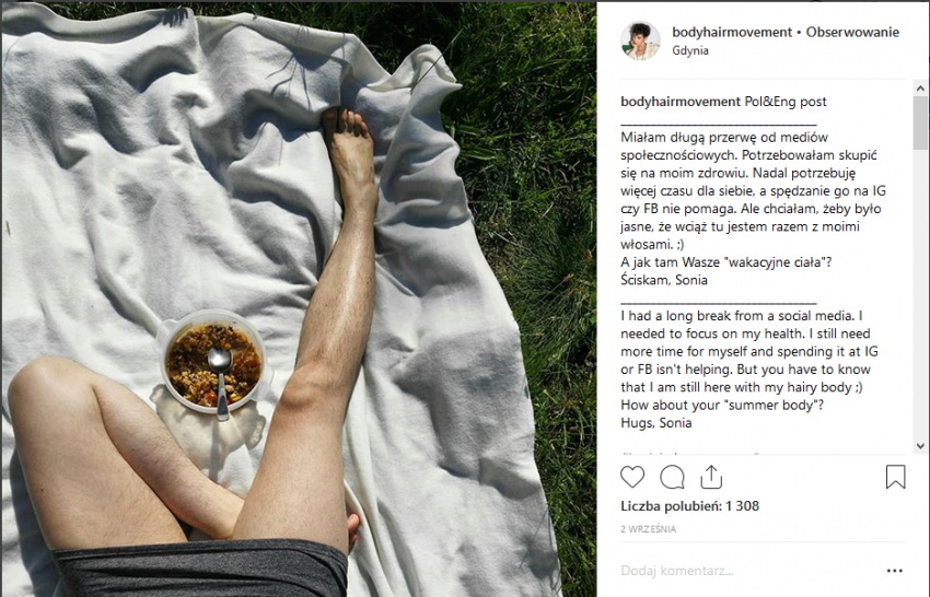 Tekst o akceptacji naturalnych ciał kobiet na Instagramie. Na zdjęciu: Osoba leżąca na kocyku z miseczką jedzenia - HelloZdrowie