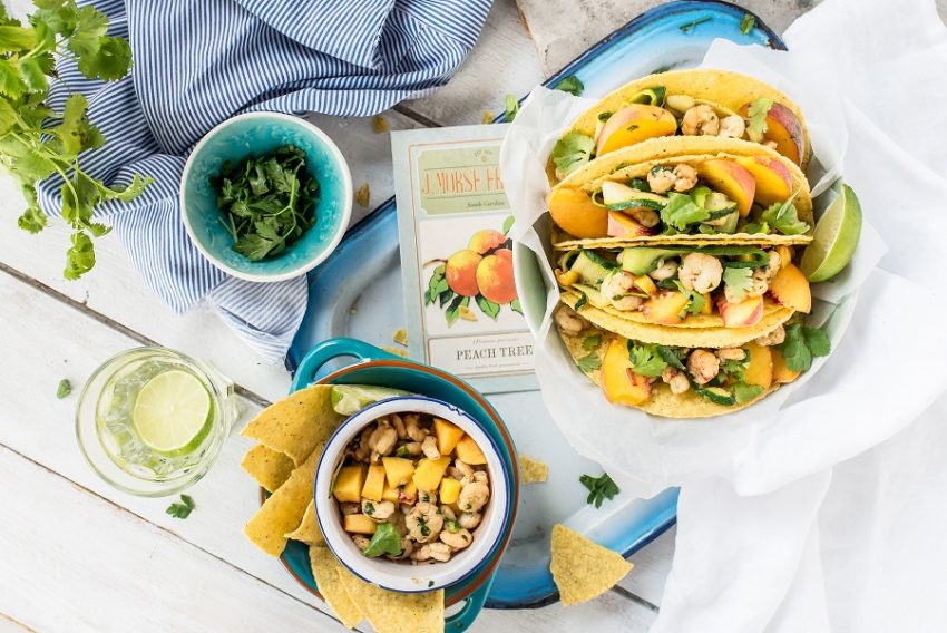 Tacos z brzoskwiniami i krewetkami