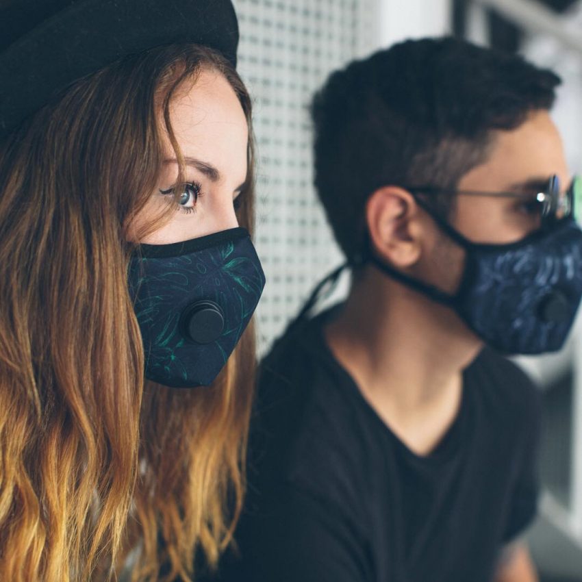 dziewczyna i chłopak w maskach smogowych
