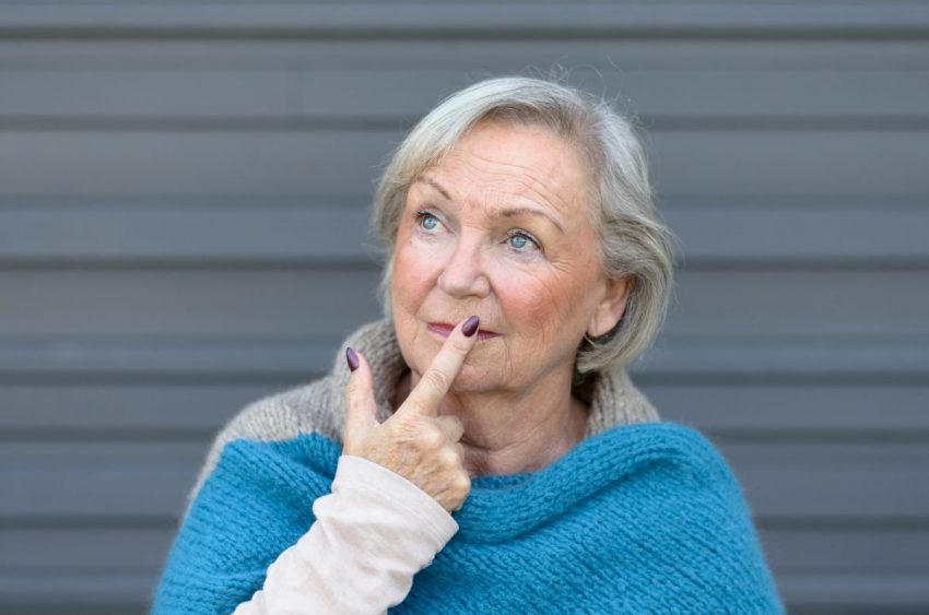 Starsza kobieta ma pierwsze objawy choroby Alzheimera
