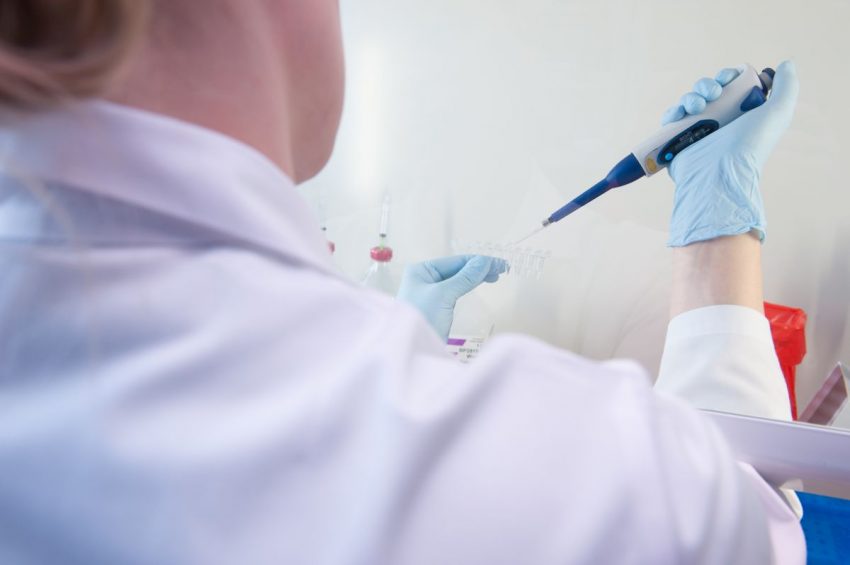 Laborantka robi badania nad mononukleozą zakaźną
