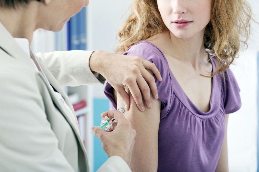 Kobieta przyjmuję szczepionkę przeciw pneumokokom