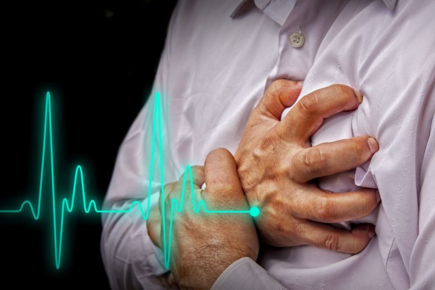 Mężczyzna z wynikiem badania EKG