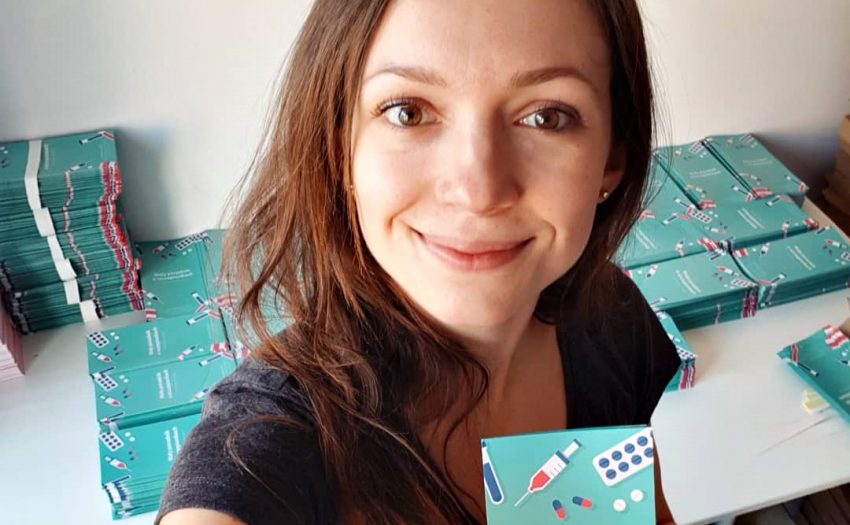 Kasia Woźniak z ulotkami o szczepionkach