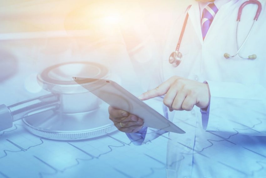 Lekarz z listą chorób autoimmunologicznych
