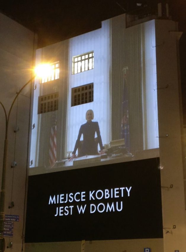 Tekst o kontrowersyjnej kampanii reklamowej House of Cards. Na zdjęciu: Duży ekran z kobietą na nim - HelloZdrowie
