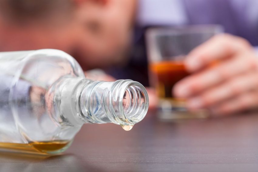 Przewrócona butelka przez mężczyznę z napadem padaczki alkoholowej