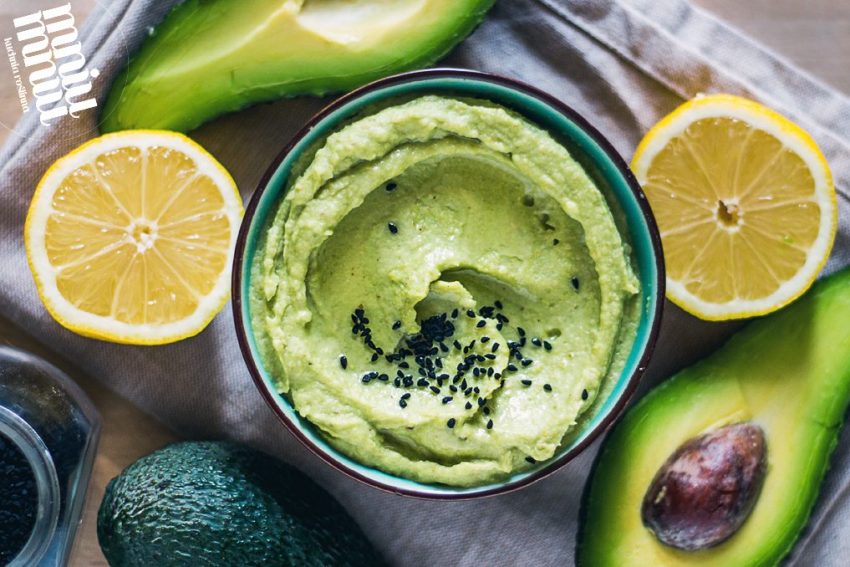 Tekst o wpływie diety na zdrowie skóry. Na zdjęciu: Miska guacamole z cytrynami i awokado - HelloZdrowie