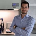 Giuseppe Sciont w swoim laboratorium