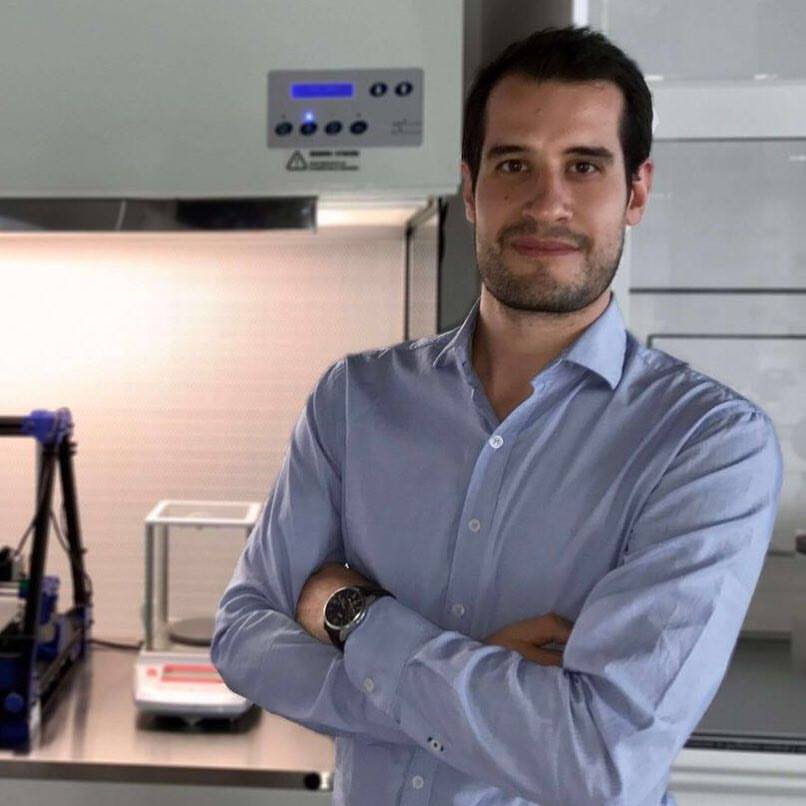 Giuseppe Sciont w swoim laboratorium