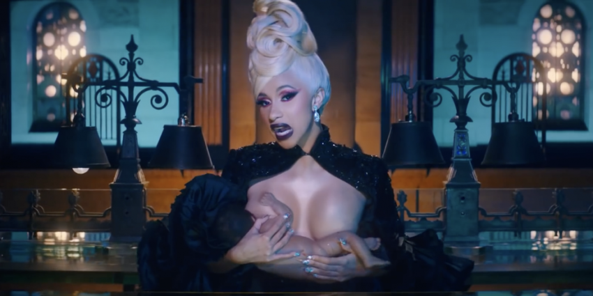Cardi B karmiąca dziecko w teledysku Money