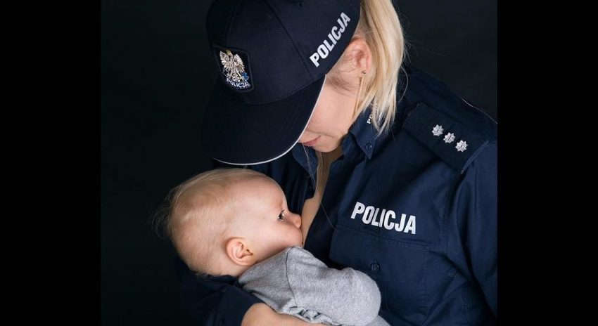 Policjantka karmiąca piersią