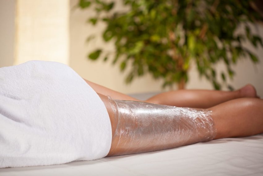 kobieta podczas zabiegu body wrappingu