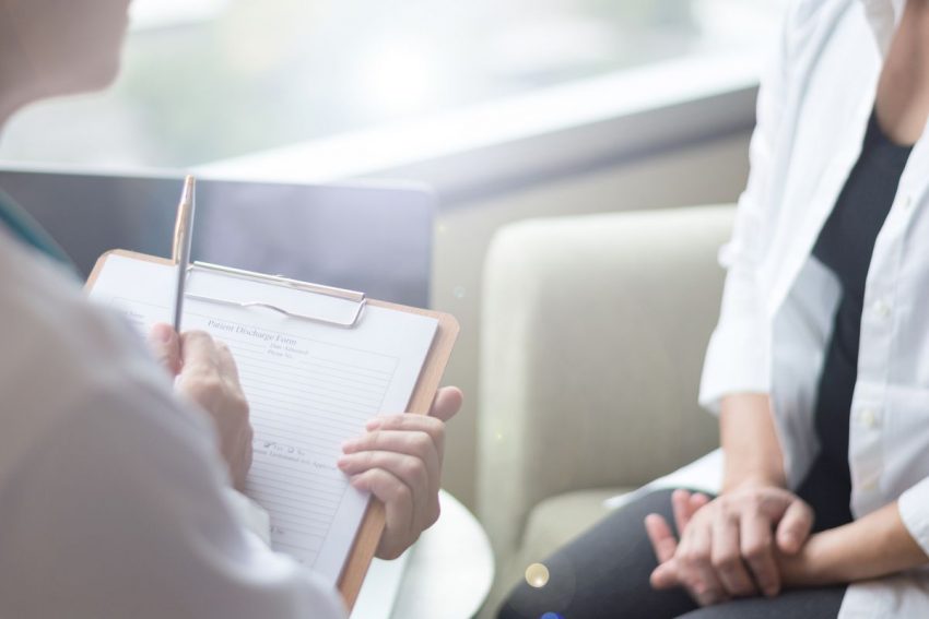lekarz diagnozuje u pacjentki mizofonię