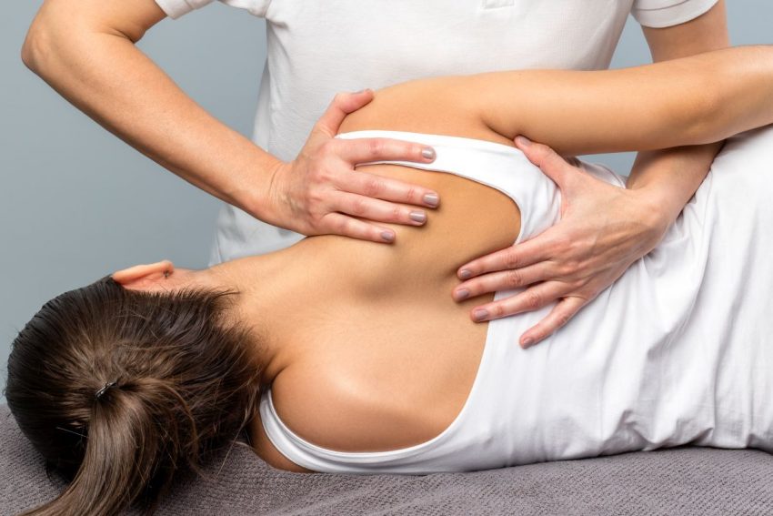lekarz osteopata bada pacjentkę