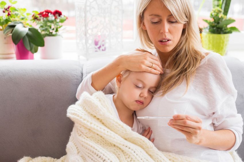 Dziecko chore na szkarlatynę i lecząca je mama