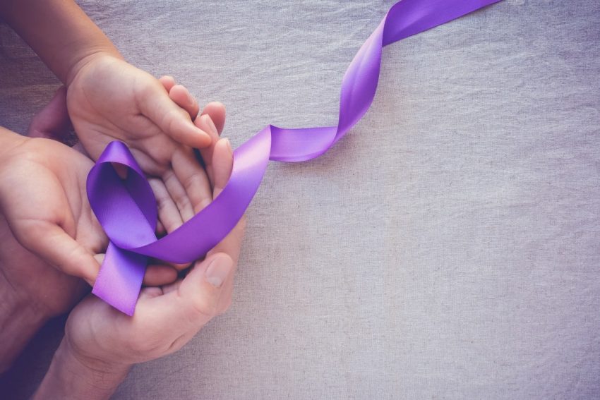 fioletowa wstążka, symbolizująca chorobę toczenia rumieniowatego