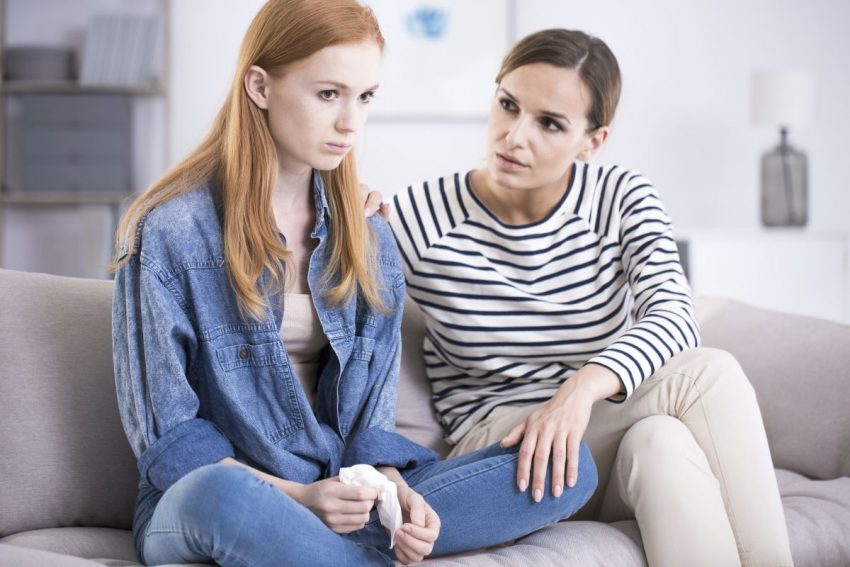 kobieta wspierająca swoją koleżankę z zaburzeniami emocjonalnymi