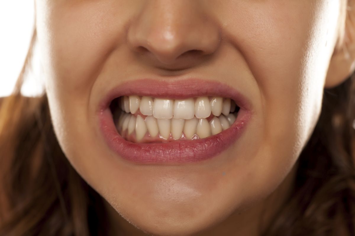 kobieta zgrzytająca zębami