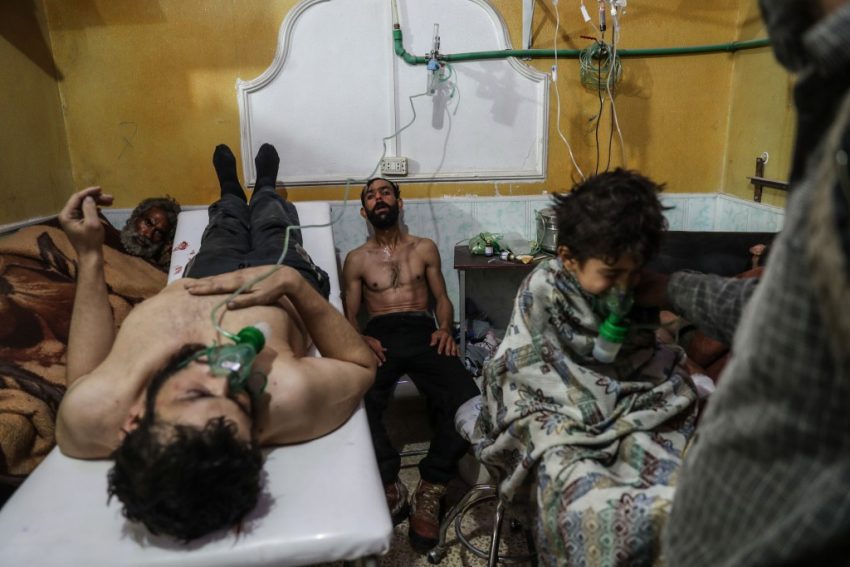 Zdjęcia, które poruszają – historie, które chwytają za serce. Ogłoszono nominacje do World Press Photo 2019 – zdjęcie numer 1 Tekst o nominacjach do World Press Photo 2019. Na zdjęciu: Grupa mężczyzn leżących na łóżku z maskami tlenowymi - HelloZdrowie