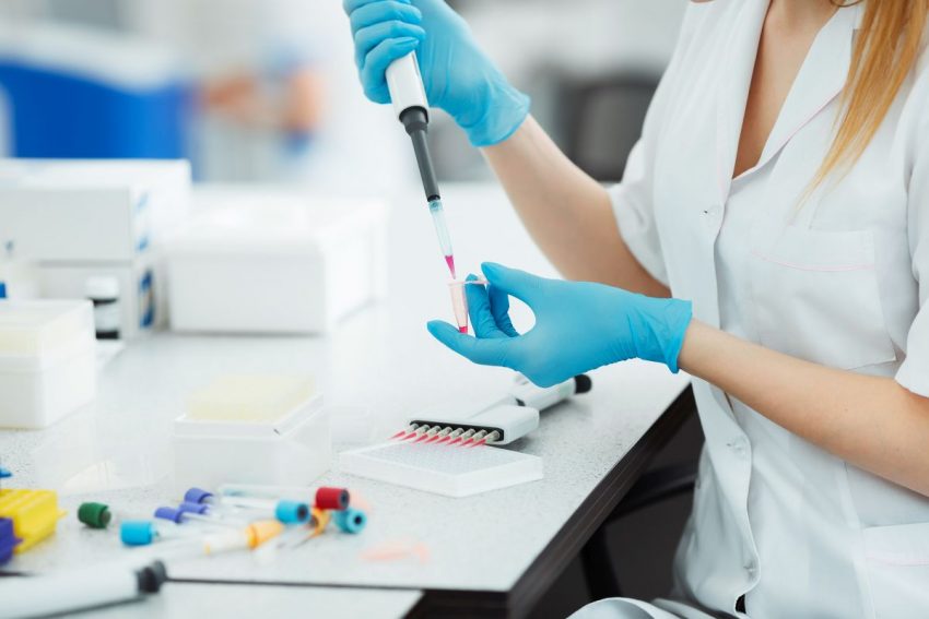 kobieta w laboratorium bada próbkę krwi