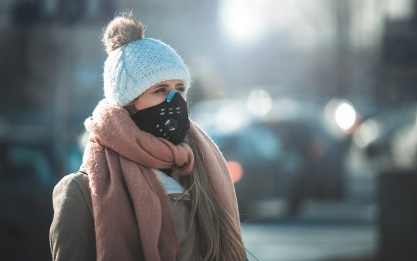 kobieta nosząca maskę antysmogową