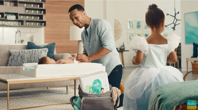 john legend przewija niemowlaka