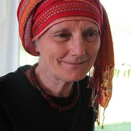 „Niektóre kobiety myślą, że mogą poznać swoją kobiecość, przeglądając się w oczach mężczyzny, ale nie do końca tak jest”. Maria opowiada, jak wyglądają spotkania w kręgach kobiet – zdjęcie numer 1 Tekst o kręgach kobiet i ich znaczeniu. Na zdjęciu: Kobieta nosząca czerwoną chustę na głowie - HelloZdrowie