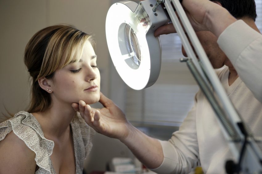 Kobieta z atopią podczas badania dermatologicznego.