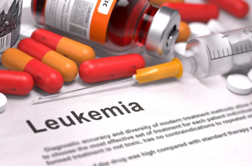Tabletki i strzykawki dookoła napisu Leukemia
