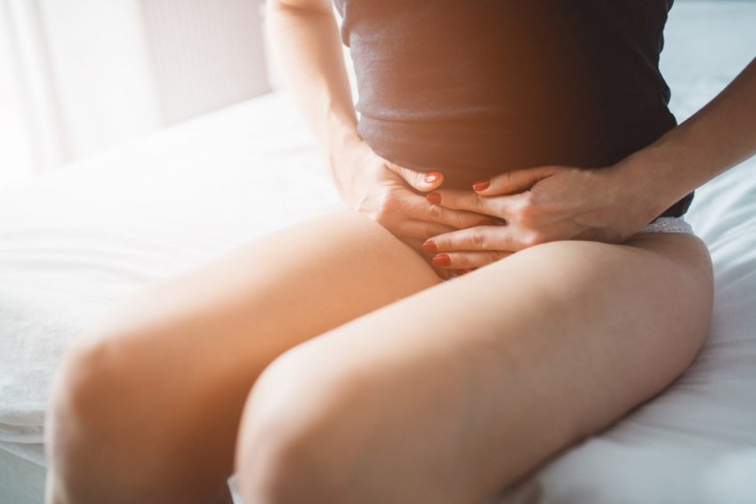 kobieta mająca bóle menstruacyjne