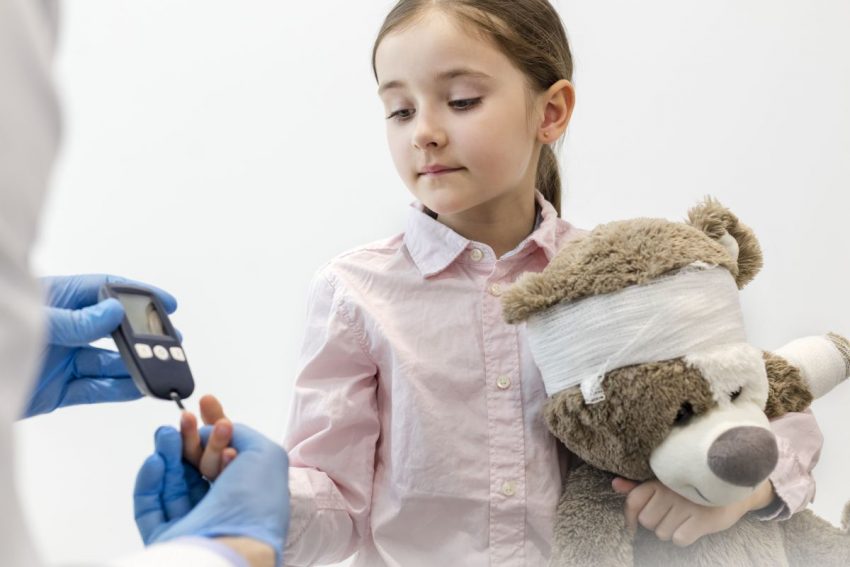 doktor bada dziewczynkę chorą na neuropatię cukrzycową