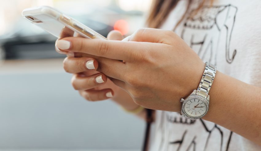 dziewczyna trzyma telefon w ręku