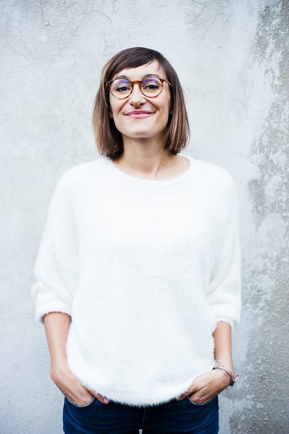 „Dobre karmienie jest sposobem okazywania sobie szacunku” – mówi Agata Ziemnicka, założycielka fundacji Kobiety bez diety – zdjęcie numer 1 Tekst o zdrowym podejściu do żywienia kobiet. Na zdjęciu: Kobieta w okularach i białym swetrze - HelloZdrowie