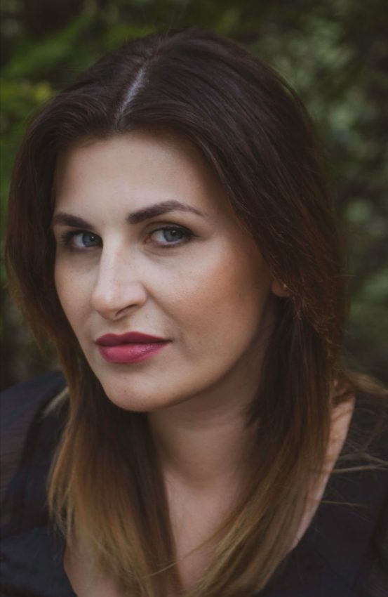 „Widzę mankamenty mojego ciała, jestem ich świadoma, ale po prostu akceptuję je. Jeśli chodzi o poczucie kobiecości, worek mi go nie zabrał” – mówi Małgorzata Jakowiec, która żyje z wyłonioną stomią – zdjęcie numer 2 Tekst o życiu Małgorzaty Jakowiec ze stomią. Na zdjęciu: Kobieta z długimi włosami i czerwoną pomadką do ust - HelloZdrowie