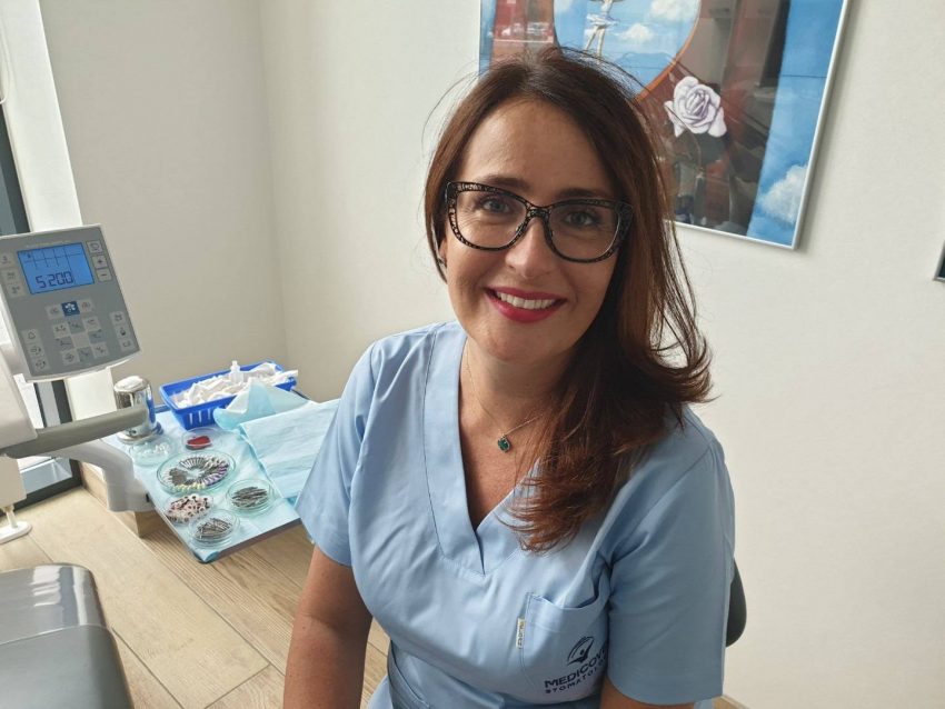 „Nieleczona próchnica może prowadzić do zawału serca” – mówi lek. dent. Joanna Jaklińska – zdjęcie numer 2 Tekst o wpływie próchnicy na zdrowie serca. Na zdjęciu: Kobieta w stroju medycznym - HelloZdrowie