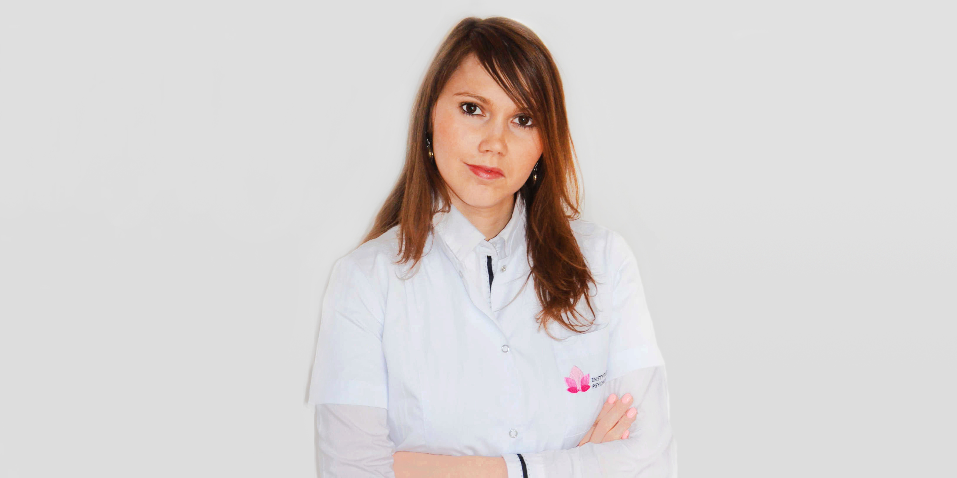 Tekst o psychologicznym podejściu do zdrowego odżywiania. Na zdjęciu: Kobieta z założonymi ramionami - HelloZdrowie