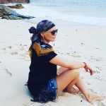 Joanna Górska siedzi na plaży