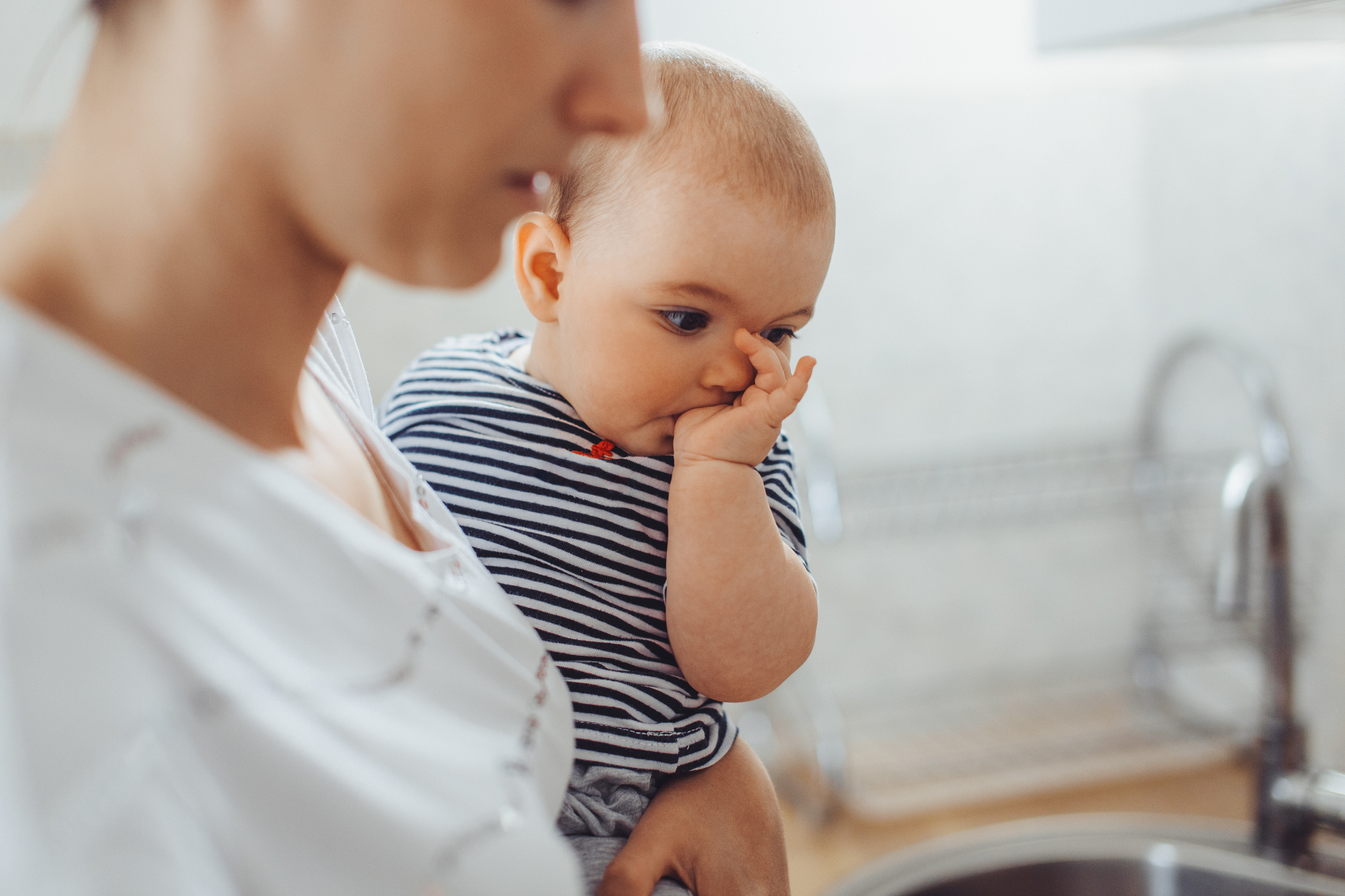 Ssanie Kciuka U 2 Miesięcznego Niemowlaka Ssanie kciuka przez dziecko / istockphoto.com