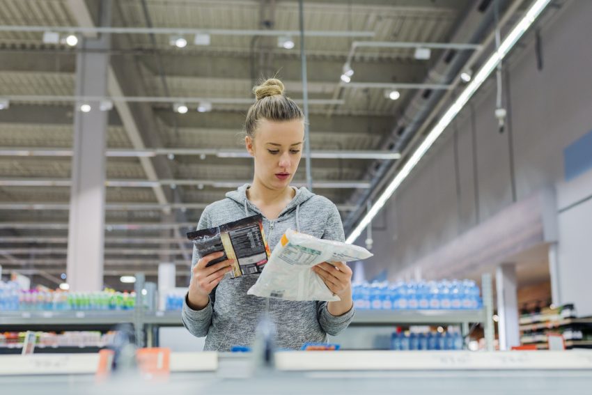 Kobieta kupująca mrożonki / istockphoto.com