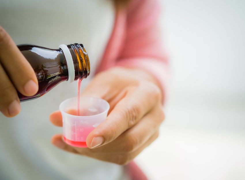 Syrop na kaszel przelewany do miarki