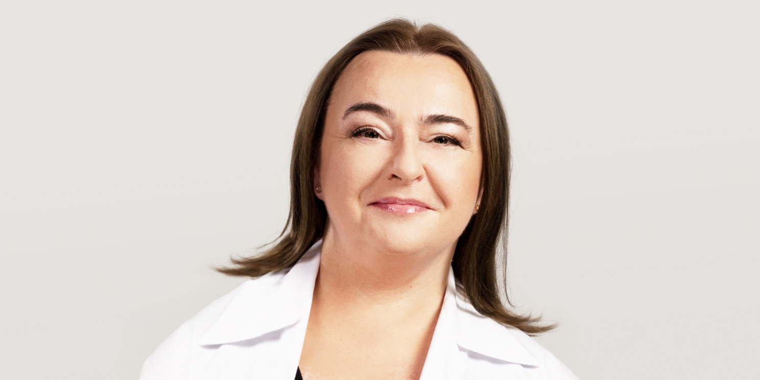 Tekst o antykoncepcji i ryzyku zakrzepicy oraz objawach. Na zdjęciu: Kobieta w białym płaszczu - HelloZdrowie