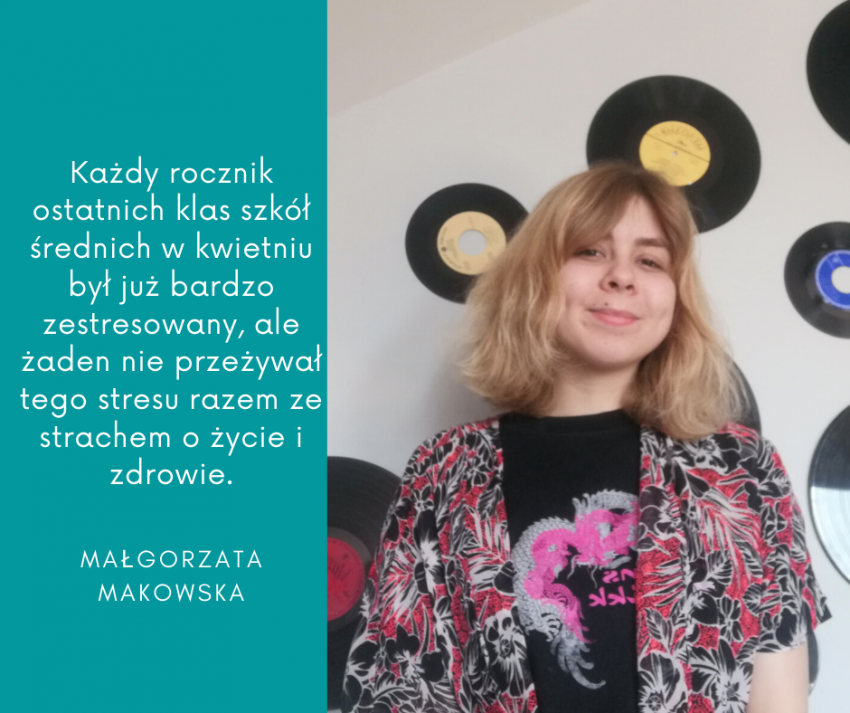 Tekst o apelu maturzystów i przełożeniu matur. Na zdjęciu: Kobieta uśmiechająca się z płytą winylową za nią - HelloZdrowie