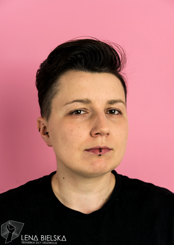 „Każda z nas jest pełnowartościowa i ma w sobie wszystko, czego potrzeba, aby się realizować oraz w przypadku WenDo, aby się obronić” – mówi Lena Bielska, trenerka WenDo – zdjęcie numer 1